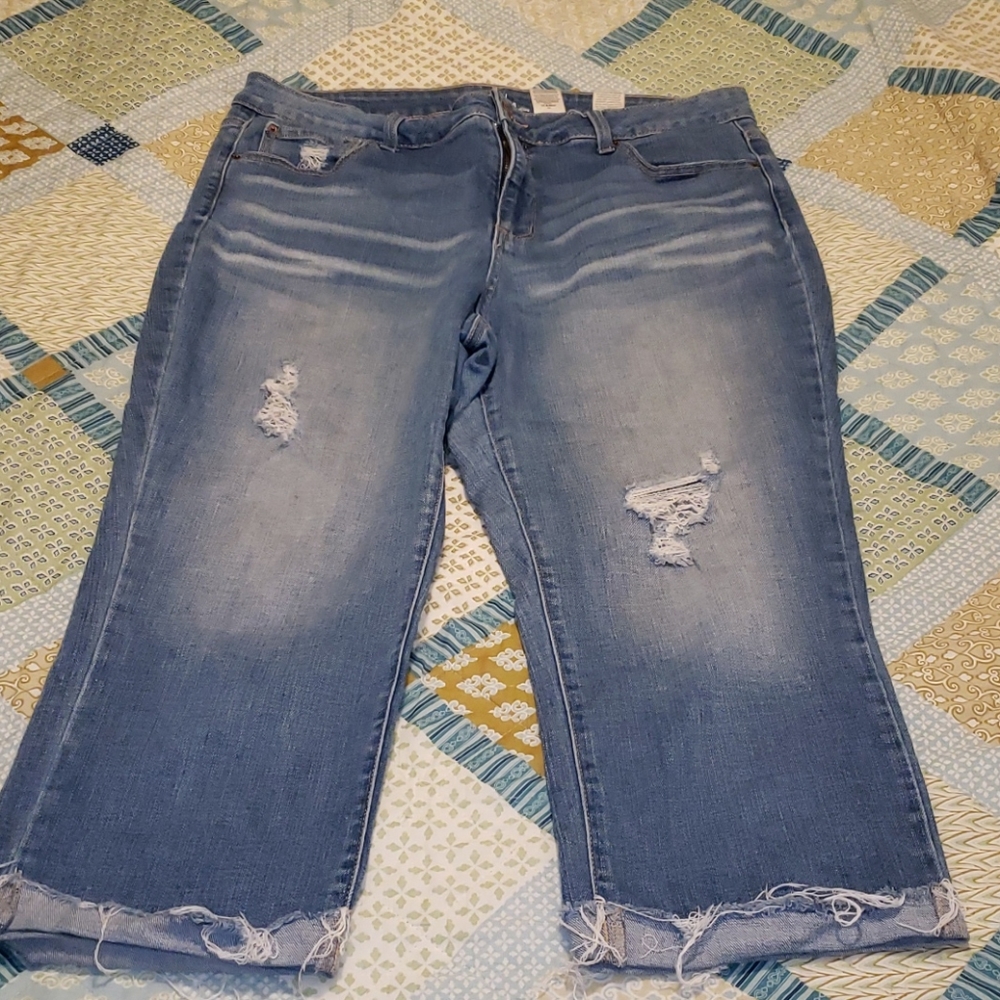 Time and Tru mid rise size 16 capris